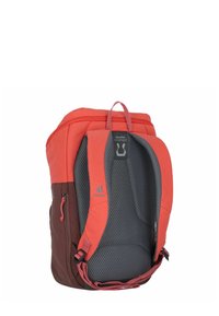 Zaino Deuter rosso e marrone con pannello posteriore imbottito grigio e spallacci, dotato di una maniglia superiore per il trasporto e una tasca laterale con zip.