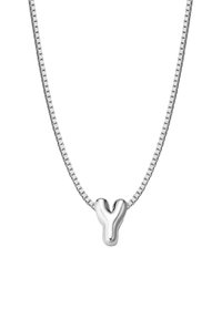 Collar de cadena de plata con un colgante central en forma de "Y" estilizada, textura lisa y diseño moderno.