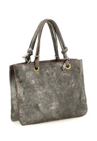 Borsa a tracolla in pelle grigia con manici a doppio nodo e dettagli in metallo dorato su sfondo bianco.