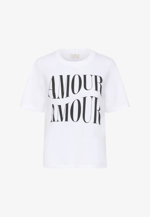 Tricou alb cu mâneci scurte, cu text mare negru "AMOUR" repetat de două ori pe față, cu gât rotund și etichetă de marcă pe interior.