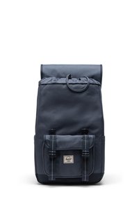 Mornarsko plava ruksak s valjkastim dizajnom, prednjim džepom i podesivim trakama. Izrađen od izdržljive tkanine, s malim logom.