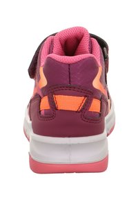 Helle pinke Sportschuh mit strukturiertem Obermaterial, orangefarbenen Akzenten und Klettverschluss. Verfügt über einen gepolsterten Schaftrand und eine weiße Sohle.