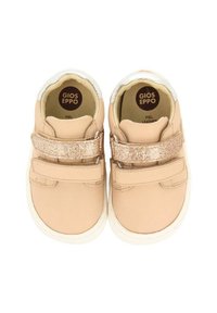 Zapatos de cuero beige con un tacón plateado brillante y una correa rosa brillante, con punta redondeada y suelas de goma blanca.