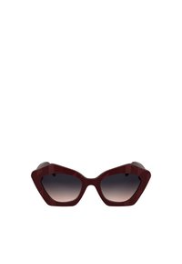 Occhiali da sole a forma di occhio di gatto con una montatura bordeaux scuro, design angolare, lenti sfumate e spiccate finiture testurizzate sui lati.