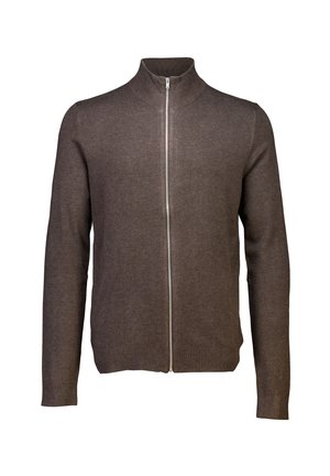 Bruine gebreide cardigan met een hoge kraag, volle rits en geribde boorden. Gladde textuur, getailleerd ontwerp en subtiele stikdetails.