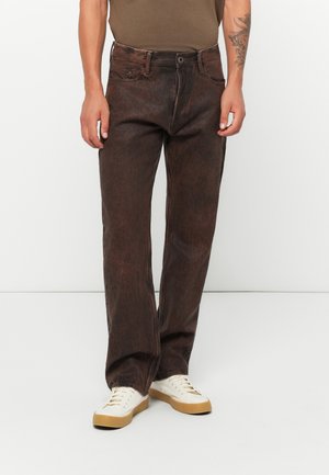 Bruine denim jeans met een iets vervaagd textuur en een normale pasvorm, voorzien van traditionele zakken, een knoopsluiting en versleten accenten.