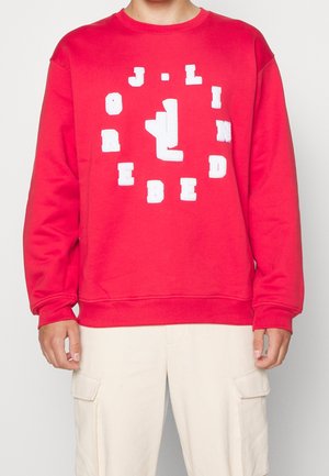 Sudadera roja con texto y gráfico de felpa blanca bordado en un diseño circular. Cuello redondo con puños y dobladillo de canalé.