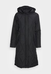 Černá péřová bunda s kapucí, dlouhými rukávy a stahovacím pasem s bočními kapsami. Látka má hladkou prošívanou strukturu.