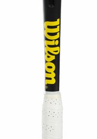 Zwarte tennisracket handvat met prominent gele "Wilson" logo. Witte grip met een gestructureerd, geperforeerd oppervlak voor verbeterde grip.