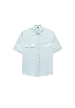 Jasnoniebieska koszula z krótkim rękawem zapinana na guziki, z dwoma przednimi kieszeniami na klapę i ostrym kołnierzem, na białym tle.