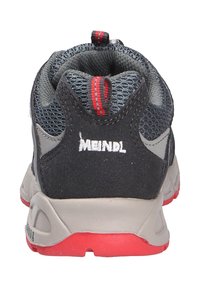 Schwarzer und grauer Sportschuh mit einem Obermaterial aus Mesh, gepolsterter Schuhkragen und roten Akzenten an der Ferse und Sohle. Verfügt über einen Zugschlaufe für einfaches Anziehen.