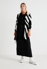 Vero Moda Curve NANCY - Vesta na kopčanje - black/birch