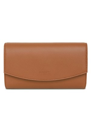 Portefeuille en cuir marron avec une texture lisse, fermeture en rabat arrondi et une marque discrète. Présente des lignes épurées et une forme rectangulaire.
