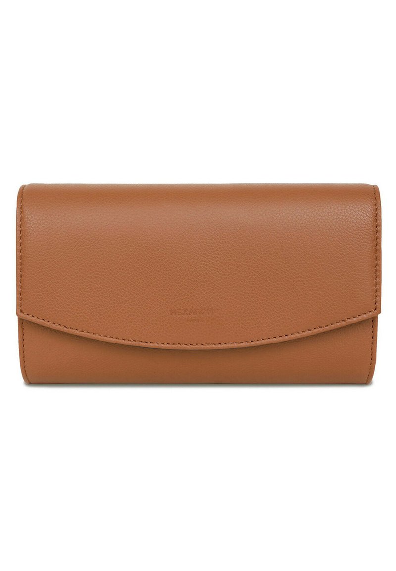 Portafoglio in pelle marrone con una superficie liscia, chiusura a linguetta arrotondata e marchio discreto. Presenta linee pulite e una forma rettangolare.