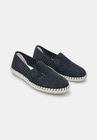 Sötétkék espadrille cipők perforált velúrból készült felsőrésszel, elasztikus oldalsó panelek, valamint fonott juta talp a további textúráért és stílusért.
