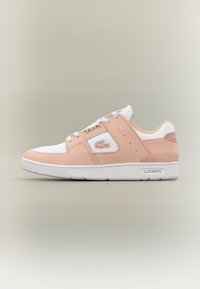 Sapatilha de cano baixo em rosa claro e branco, com materiais de couro e camurça, apresentando fecho com atacadores e o logótipo da Lacoste na lateral.