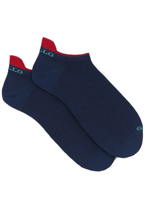 Calzini alla caviglia blu navy con polsini rossi, caratterizzati da una texture liscia e un dettaglio del logo in teal sui polsini. Nessun motivo; design minimalista.