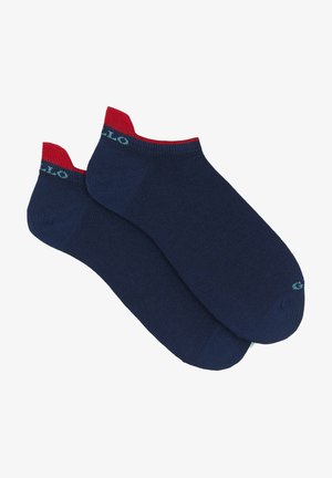 Calzini alla caviglia blu navy con polsini rossi, caratterizzati da una texture liscia e un dettaglio del logo in teal sui polsini. Nessun motivo; design minimalista.