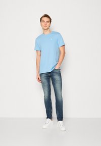 Calvin Klein Jeans EMBRO BADGE - T-shirt basic - dusk blue