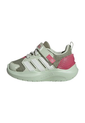 Børnesneaker med gråt mesh, hvide syntetiske overlays, lyserød hælstøtte, velcrobånd, snørebånd og polstret sål mærket "Cloudfoam."
