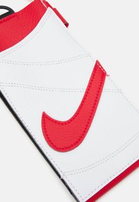 Nike Sportswear PREMIUM PHONE CROSSBODY UNISEX - Mobiilitasku - red/white