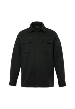 Camisa negra de manga larga con cierre de botones, dos bolsillos en el pecho y detalles bordados en el cuello y las mangas. Textura de tela suave.