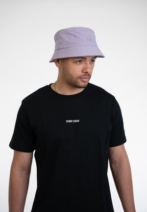 Laventeli ämpärilakki, jossa on brodeelattu kuvio, valmistettu pehmeästä kankaasta. Yhdistetty mustaan t-paitaan, jossa on pieni logo rinnassa.