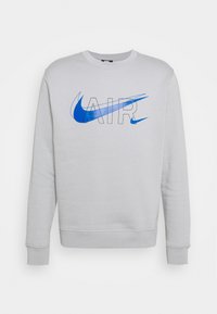 Grå sweatshirt med rund hals, med en blå Nike-logotyp och ordet "AIR" i fet stil tvärs över framsidan. Enfärgad textur, långärmad.