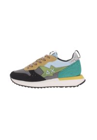 Zapatillas que presentan una mezcla de materiales en negro, gris, marrón, azul, verde y aguamarina. Paneles de ante, acentos triangulares y parte trasera texturizada. Suela blanca.