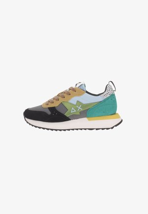Zapatillas que presentan una mezcla de materiales en negro, gris, marrón, azul, verde y aguamarina. Paneles de ante, acentos triangulares y parte trasera texturizada. Suela blanca.