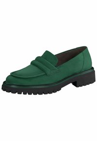 Mocassin en cuir vert avec une bride rembourrée sur le dessus, bout arrondi et semelle épaisse noire à crampons.