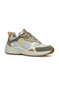 Sneaker bianca e grigia con accenti marroni, verdi e gialli, materiali in mesh e suède, suola spessa e design con lacci.