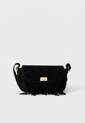 Černá semišová kabelka přes rameno se zlatou sponou, nastavitelným popruhem a třásněmi podél spodního okraje na jednobarevném pozadí.