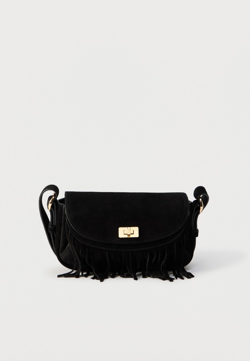 Čierna semišová kabelka na crossbody s zlatým zapínaním, nastaviteľným remienkom a detailmi strapcov pozdĺž spodného okraja na jednoduchom pozadí.