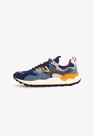 Zapatillas azules y grises que presentan materiales de ante y malla, diseño en capas, mediasuela blanca, suela negra y detalles en naranja.