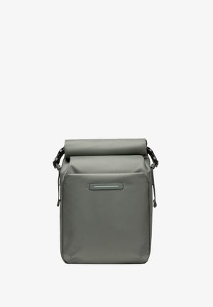 Sac à dos gris à rabat, fabriqué en matériau texturé et imperméable, avec une poche avant ornée d'une bande horizontale et des sangles latérales ajustables.