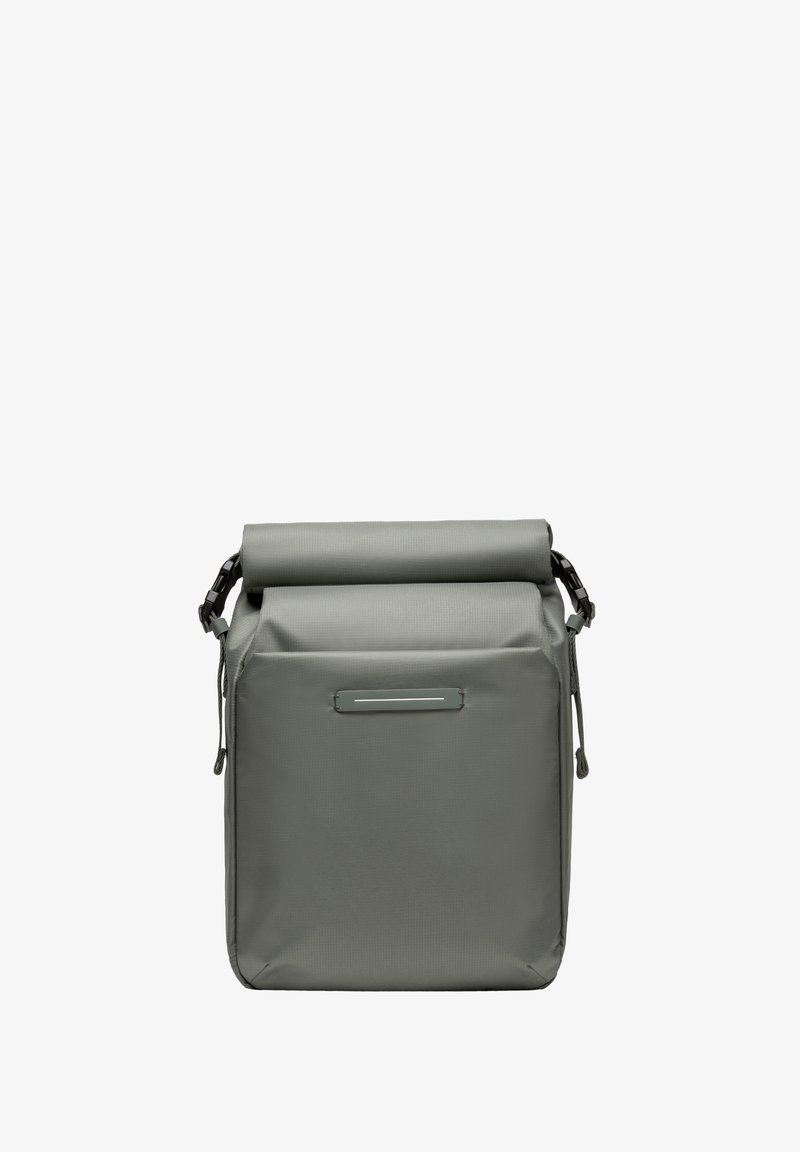 Sac à dos gris à rabat, fabriqué en matériau texturé et imperméable, avec une poche avant ornée d'une bande horizontale et des sangles latérales ajustables.