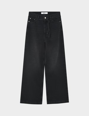 Črne jeans hlače širokih hlačnic z visokim pasom, z zankami za pas, sprednjim zapiranjem na gumb in zadrgo ter s tkanim pasom, ki je zavezan okoli pasu.