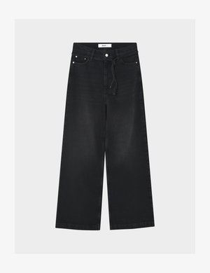 Črne jeans hlače širokih hlačnic z visokim pasom, z zankami za pas, sprednjim zapiranjem na gumb in zadrgo ter s tkanim pasom, ki je zavezan okoli pasu.