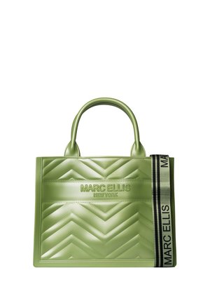 Borsa a tracolla verde trapuntata con motivo chevron, logo in rilievo, doppi manici e una tracolla a righe con il nome del brand. Forma rettangolare.