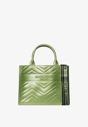Grüne gesteppte Handtasche mit Zickzackmuster, prägtem Logo, doppelten Griffen und einem gestreiften Akzentgurt mit Markenname. Rechteckige Form.