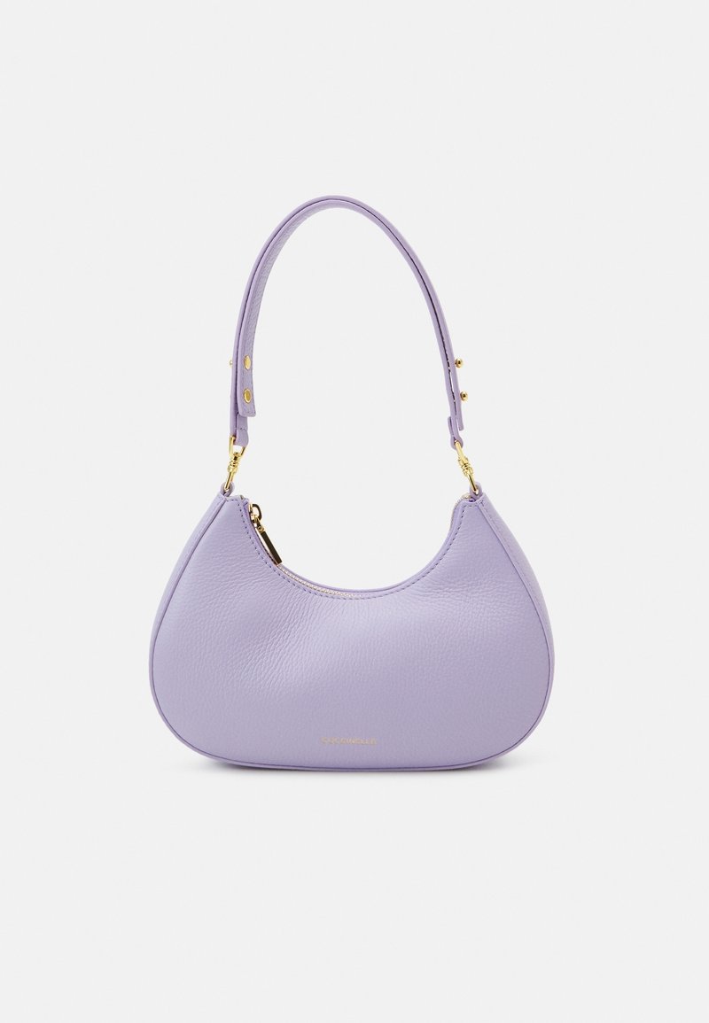 Sac à main en cuir lavande en forme de croissant avec fermeture éclair dorée et bandoulière ajustable, surface texturée, design minimaliste.