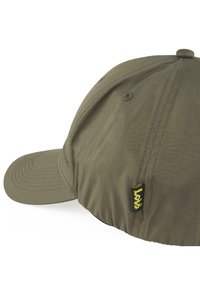 Gorra verde oliva hecha de tela texturizada, con un ala curvada y una etiqueta de marca amarilla cosida en el lateral.