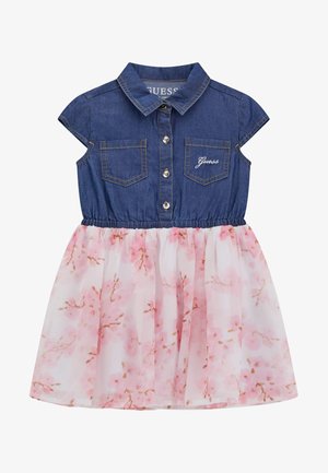 Dżinsowa sukienka z krótkim rękawem, zapinana na guziki z przodu, z dwiema kieszeniami na piersi oraz różową koronkową spódnicą w kwiaty. Wyszywany logo marki na górze.