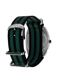 Montre Timex avec un bracelet en nylon rayé vert et noir, matériel métallique et un design de boîtier rond. Bracelet texturé avec boucle réglable.