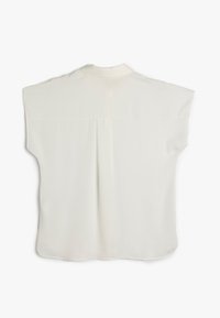 Camicia bianca a maniche corte realizzata in tessuto liscio, con colletto a risvolto, dettaglio della piega sul retro e orlo arrotondato.