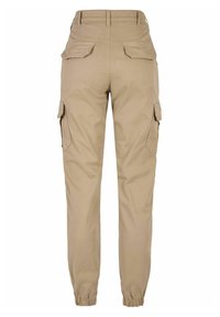 Beige cargo bukser med en tapered pasform, elastiske ankler, flere lommer og et glat bomuldsmateriale. Minimalistisk design og funktionelle detaljer.