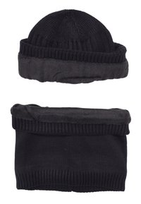 Beanie nero in maglia con una texture a coste sulla parte superiore e un bordo in pelliccia sintetica. Un caldo scaldacollo in maglia nera coordinato con una finitura morbida.
