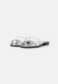 KARL LAGERFELD SKOOT II CUT OUT - Papucsszandálok - white/silver
