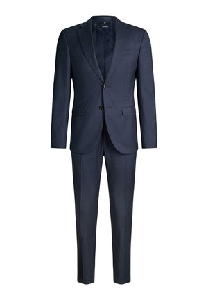 Abito da uomo due pezzi blu navy con rever a lancia, due bottoni, tasche con patta e pantaloni abbinati su sfondo bianco.